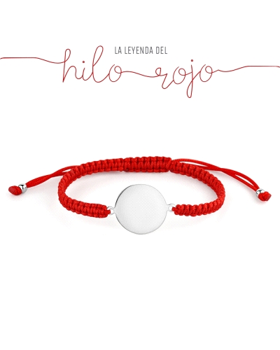 La pulsera es una sencilla pero significativa pieza de joyería, compuesta por un hilo rojo anudado que lleva un disco de 18 mm. 