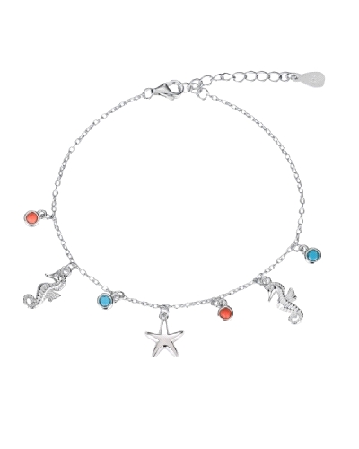 La tobillera de plata rodiada presenta una cadena adornada con chatones de color en forma de estrellas y caballitos de mar. Este