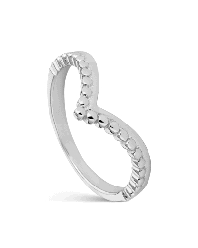 El anillo de plata con forma de V y puntitos oxidados es una pieza de joyería moderna y distintiva. Fabricado en plata, presenta