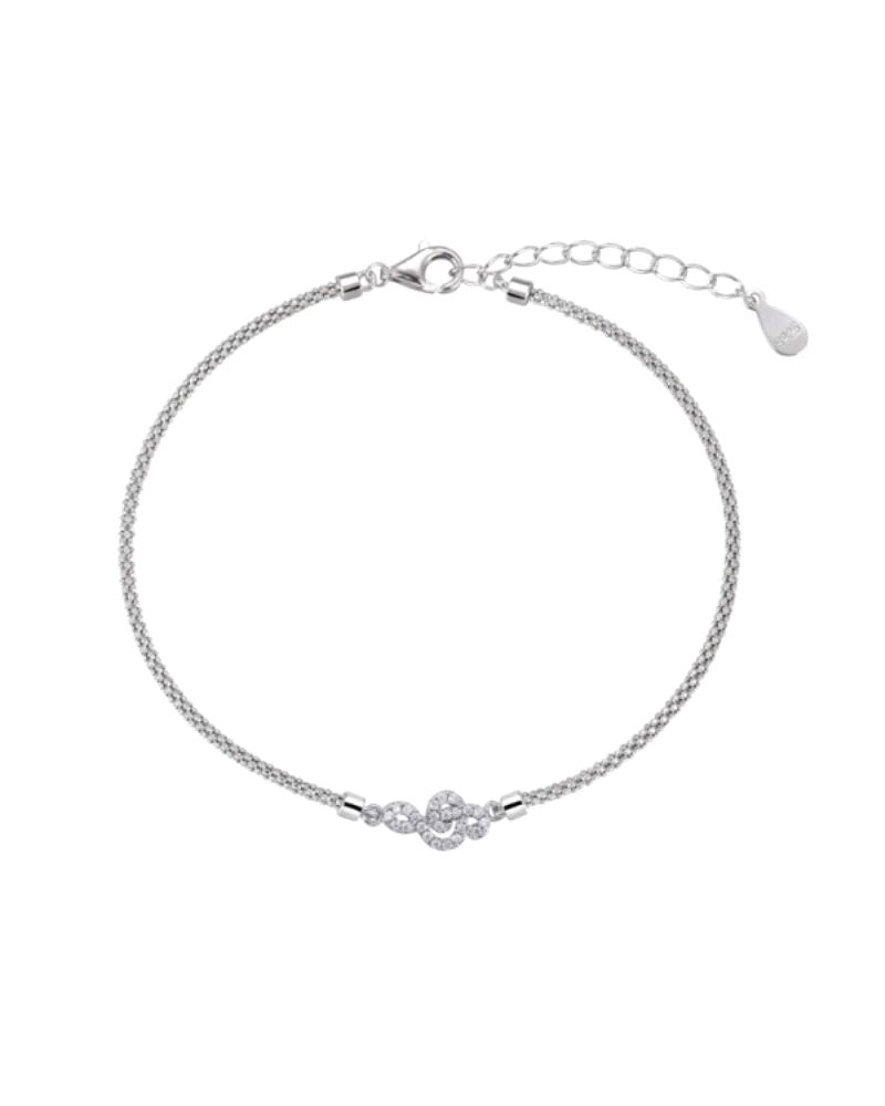 Una pulsera de plata rodiada con cadena tipo "pop" y un colgante en forma de clave de sol decorado con circonitas sería una elec