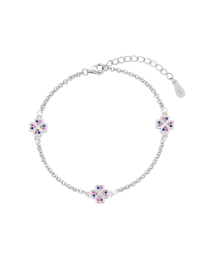 Pulsera de plata con eslabón rolo y tres tréboles adornados con circonitas de colores. Esta elegante pulsera combina el clásico 