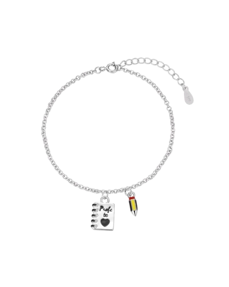 Pulsera de plata rodiada con un charm de libro, una inscripción de "profe" y un lápiz colgante. Este diseño elegante y significa