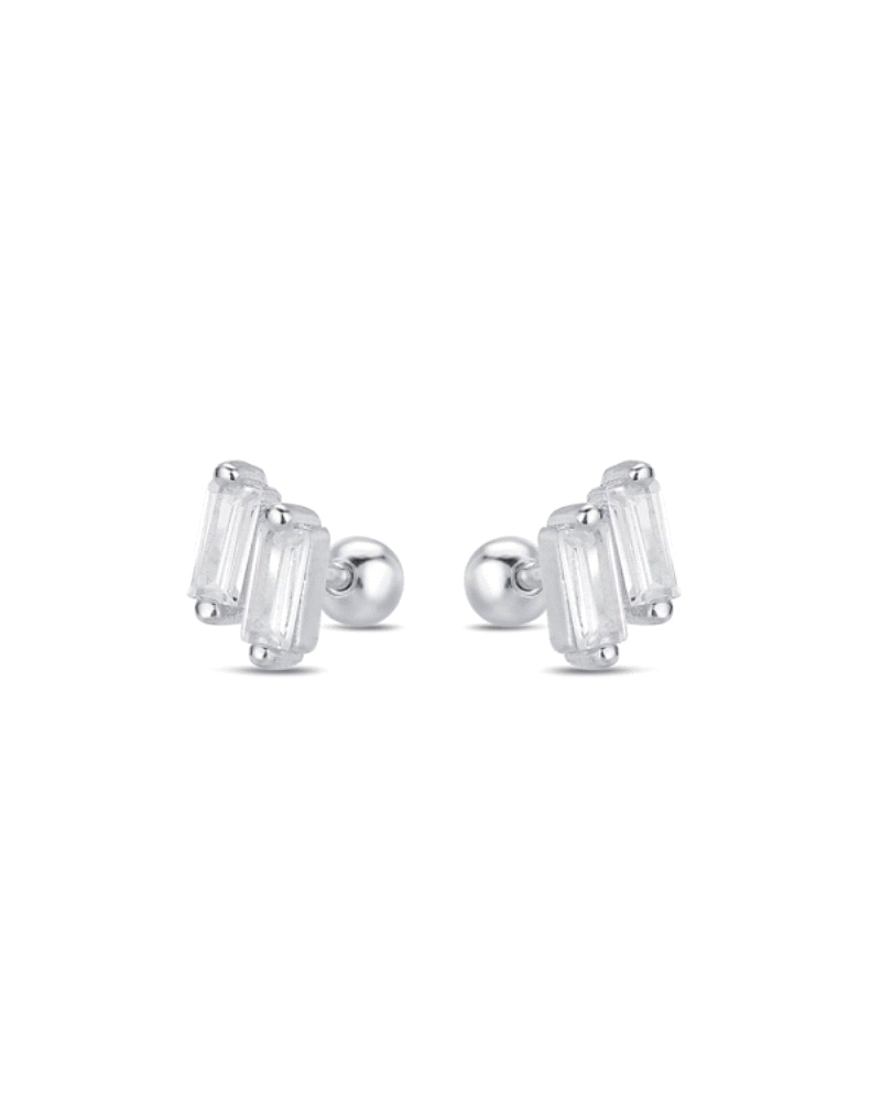 Este piercing ofrece un diseño sofisticado y elegante. Está elaborado en plata rodiada, lo que le confiere un acabado oscuro y d