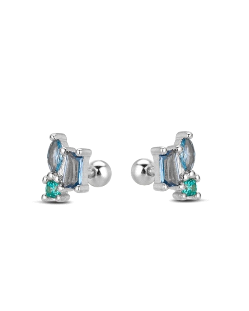 Este piercing ofrece un diseño elegante y versátil. Está elaborado en plata rodiada, lo que le confiere un acabado oscuro y dist