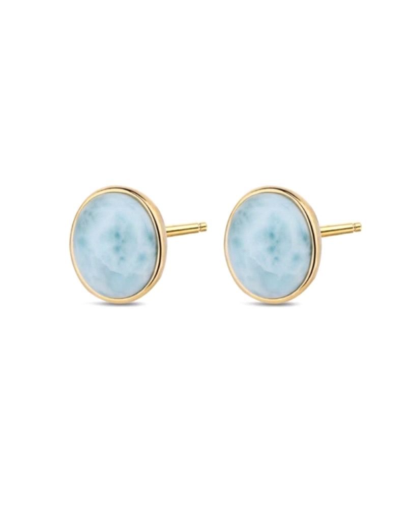 Estos elegantes pendientes presentan exquisitas piedras de larimar en forma ovalada, una piedra natural conocida por sus tonos a