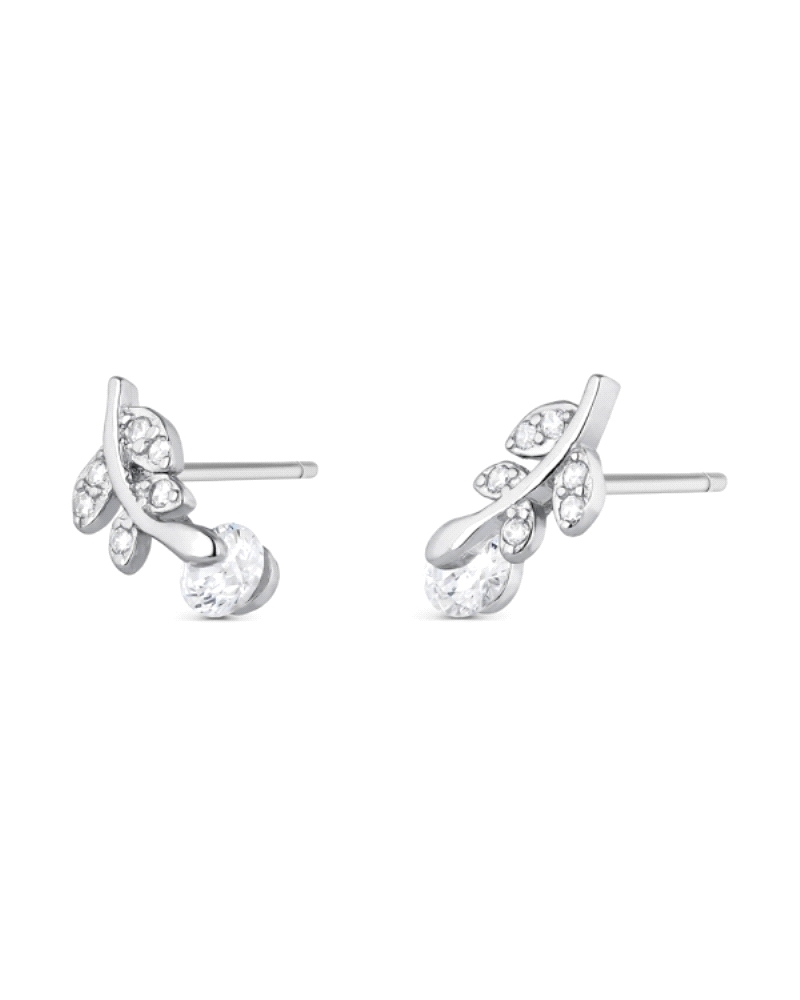 Los pendientes de plata y cristales con forma de ramo de flores son una elección encantadora y delicada. Hechos de plata, ofrece