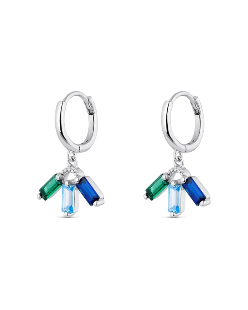 Estos aros de plata de ley rodiada presentan una elegante y sencilla estructura, adornada con piedras multicolor. La plata de le