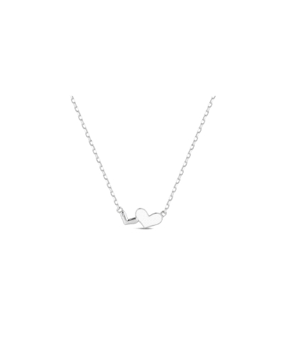 Este collar de plata presenta un encantador diseño de doble corazón con esmalte blanco. Los corazones entrelazados crean un símb