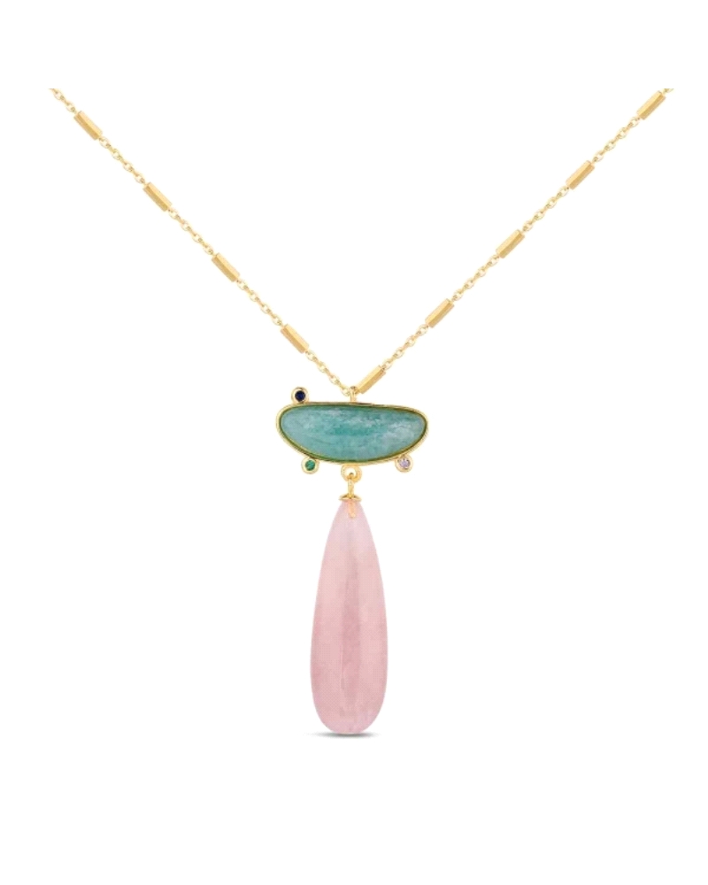 Este collar presenta una piedra natural de cuarzo rosa chapada en forma de gota como pieza central. El cuarzo rosa es conocido p