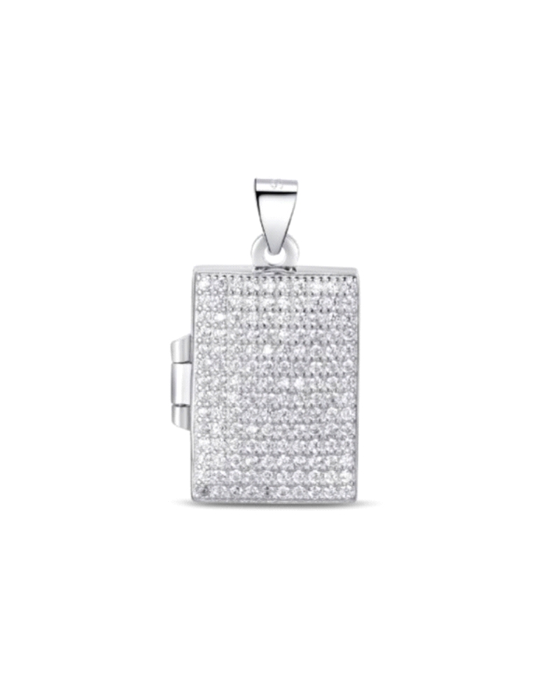 Este colgante de plata rectangular, incrustado con circonitas, sirve tanto como joya elegante como guardapelo sentimental. Su di