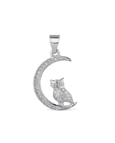 Un colgante de plata con forma de búho posado en una luna, adornado con circonitas para un toque de brillo. Este diseño encantad