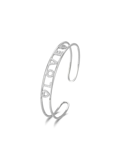 Un brazalete de plata rodiada de doble hilo abierto con la palabra "LOVE" incrustada en circonitas, con un diámetro de 65 mm. Es