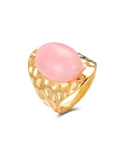 Un anillo cerrado chapado, con una piedra natural de cuarzo rosa de 18 mm. Este anillo presenta un diseño simple y elegante que 