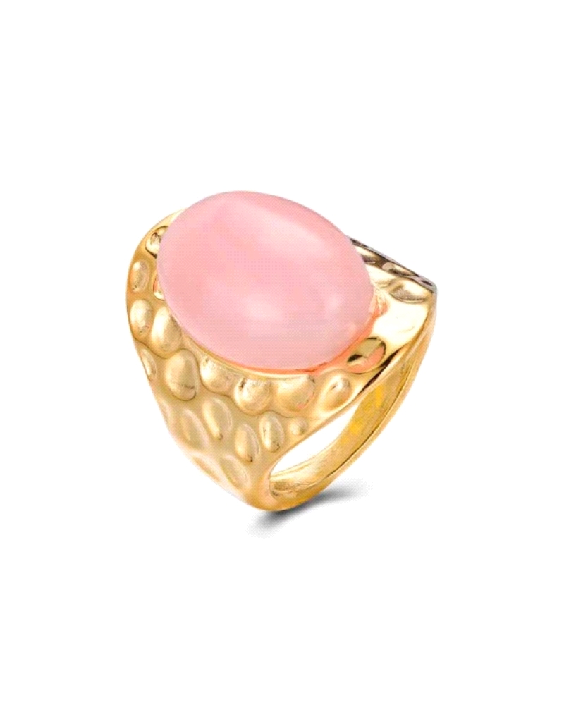 Un anillo cerrado chapado, con una piedra natural de cuarzo rosa de 18 mm. Este anillo presenta un diseño simple y elegante que 