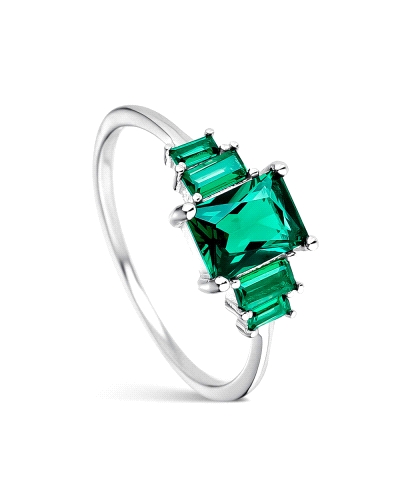 Este elegante anillo de plata rodiada presenta una brillante circonita verde en talla esmeralda, delicadamente asegurada por gar