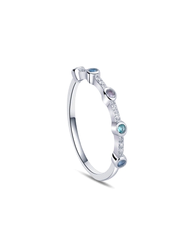 Este encantador anillo de plata rodiada está adornado con circonitas de colores dispuestas en chatones a lo largo del aro. El ro