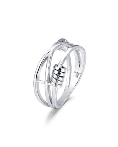 Este encantador anillo de plata rodiada presenta un diseño único con hilos cruzados y una espiral central. Los hilos entrelazado