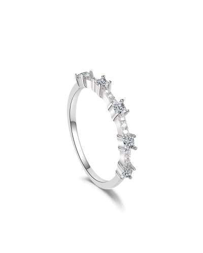 Este deslumbrante anillo de plata rodiada está decorado con circonitas, cada una cuidadosamente asegurada por garras que realzan