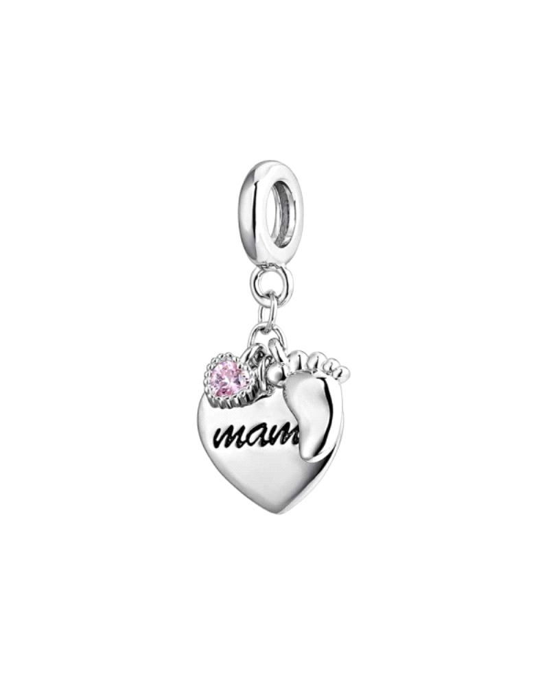 Abalorio de plata en forma de corazón con la palabra "Mamá", adornado con un pie y una circonita rosa. Este dulce accesorio cele