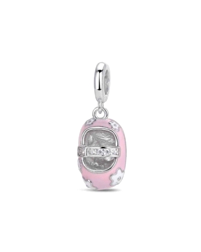 Abalorio de plata con forma de zapatito, delicadamente esmaltado en rosa. Este adorable accesorio evoca la dulzura y la ternura,