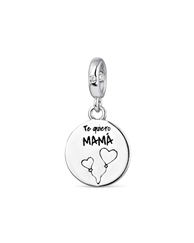 Abalorio de plata en forma de disco grabado con la frase "Te quiero, mamá". Este conmovedor accesorio celebra el amor maternal c