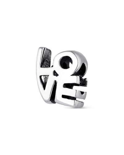 Este encantador abalorio de plata lleva la palabra "Love" (amor) grabada en su superficie. Es un símbolo universal de afecto, ca