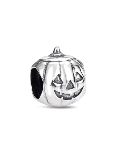 Este encantador abalorio de plata tiene la forma de una calabaza típica de Halloween, capturando el espíritu festivo y misterios