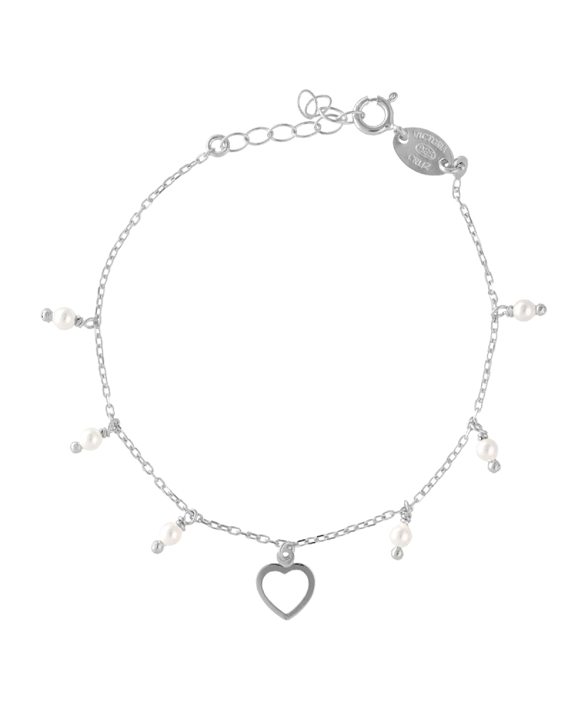 Esta pulsera captura la esencia del romance y la elegancia con su diseño encantador y atemporal. Formada por una cadena de plata