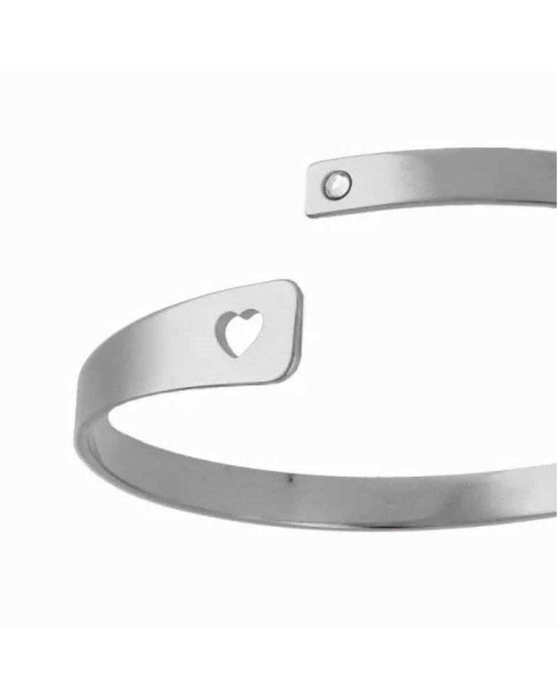 Un brazalete de plata de ley bañada en rodio en forma de corazón con un pequeño cristal de color blanco es una pieza encantadora