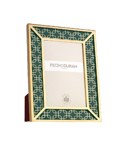Un marco "Granada" de plata bilaminada con detalles en verde agua para una foto de 20x25 cm sería una elección elegante y llamat