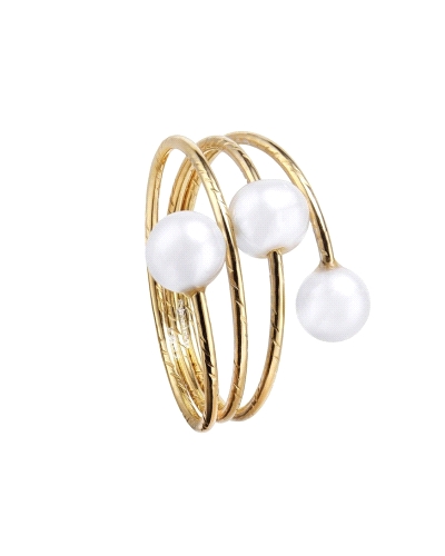El anillo de plata bañada en dorado presenta un diseño elegante con cuatro brazos y tres perlas blancas. Las perlas, de lustre p