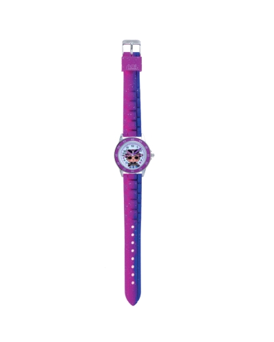 El reloj analógico presenta un bisel rosa que enmarca una esfera adornada con las encantadoras muñecas LOL, añadiendo un toque d