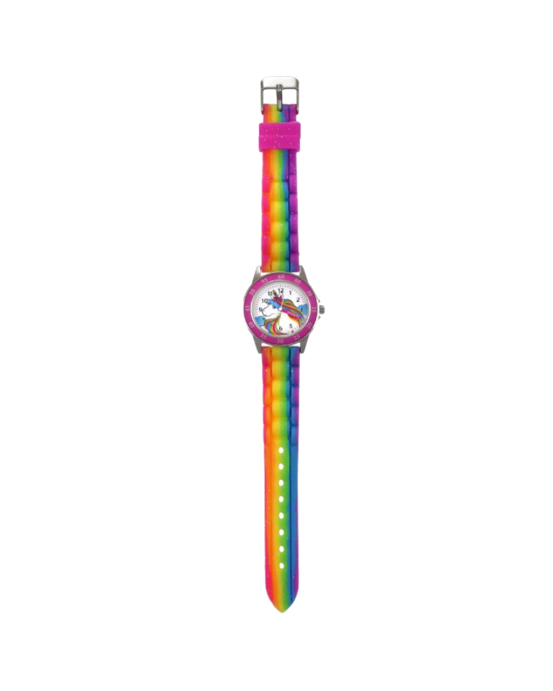 El reloj analógico presenta un llamativo bisel en tono rosa que resalta su esfera decorada con la figura de un unicornio, añadie