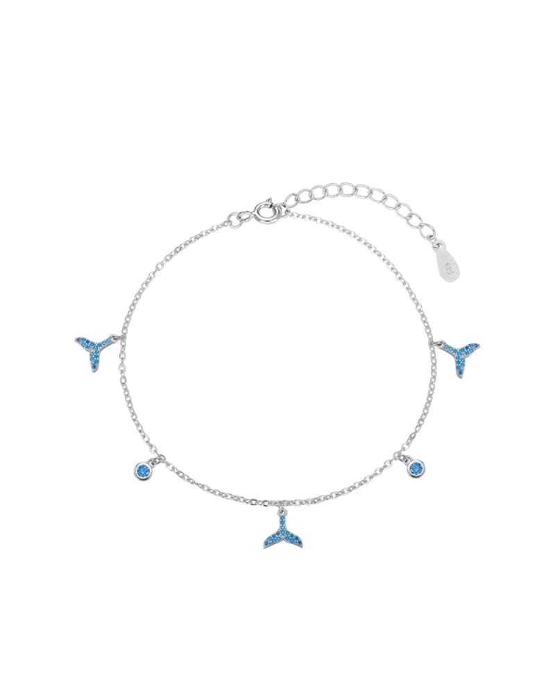 La tobillera de plata rodiada presenta colas de ballena y chatones con piedras azules, con una longitud ajustable de 23 + 5 cm. 