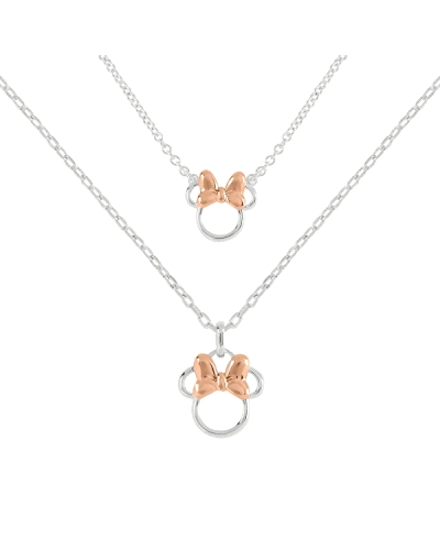 El set incluye dos collares, uno diseñado para mujer y otro para niña, ambos con colgantes de Minnie Mouse. Los colgantes están 