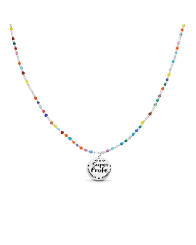 El collar de plata con bolas multicolor facetadas y un disco que dice "Super Profe" es una joya encantadora y significativa, ide