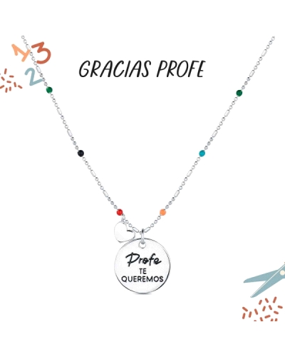 El colgante con cadena de plata rodiada y disco que dice "Profe, te queremos" es una expresión emotiva de gratitud hacia un maes