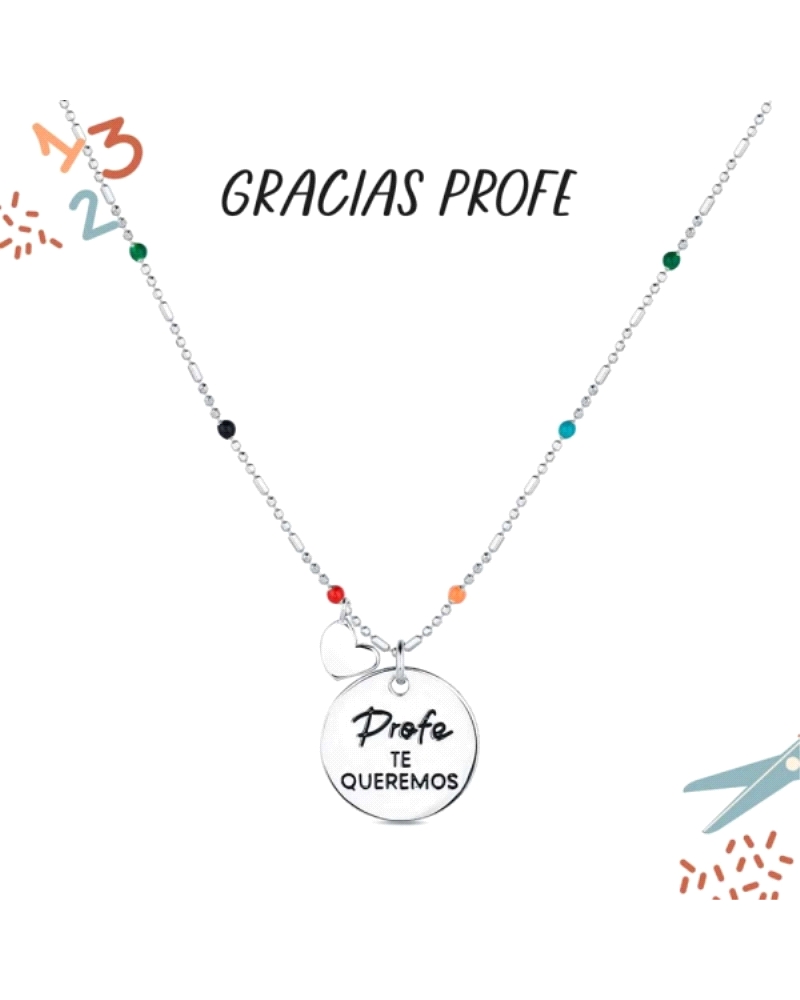 El colgante con cadena de plata rodiada y disco que dice "Profe, te queremos" es una expresión emotiva de gratitud hacia un maes
