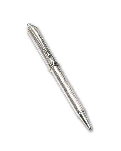 El bolígrafo presenta un cuerpo elegante y pulido, adornado con detalles finamente trabajados que reflejan la artesanía experta 