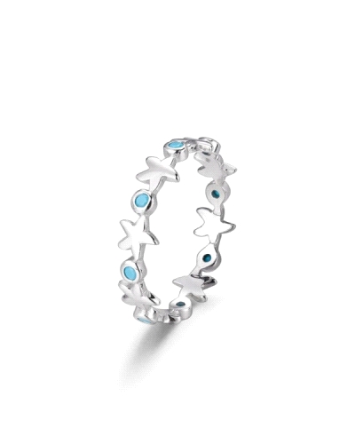El anillo de plata rodiada con estrellas y chatones de turquesas es una pieza encantadora y llena de estilo. Está elaborado en p