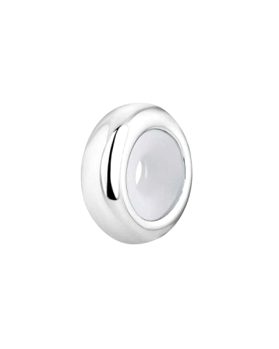 El abalorio es un tope diseñado para ser usado en una pulsera flexible, elaborado con plata y silicona. Este tope proporciona un