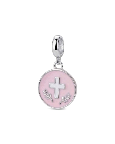 El abalorio es un disco esmaltado en rosa con una cruz grabada. Esta pieza combina la delicadeza del esmalte rosa con la simbolo