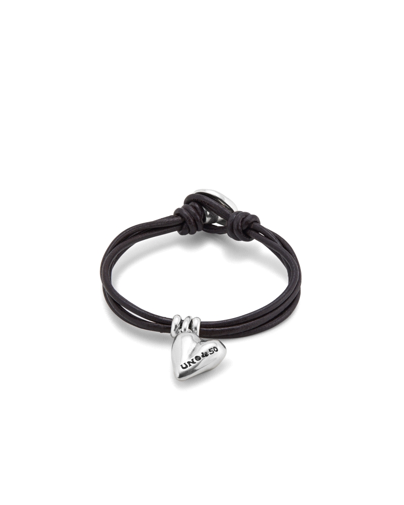 Pulsera con el icónico cuero de UNOde50 con un charm en forma de corazón bañado en plata de ley con el logo de Unode50 grabado. 