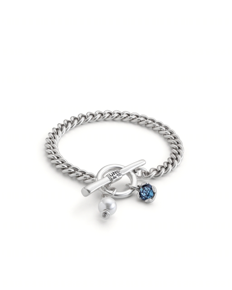 Pulsera bañada en plata de ley de cuero con una pieza central decorada con un cristal facetado azul. Dispone de un elegante y có