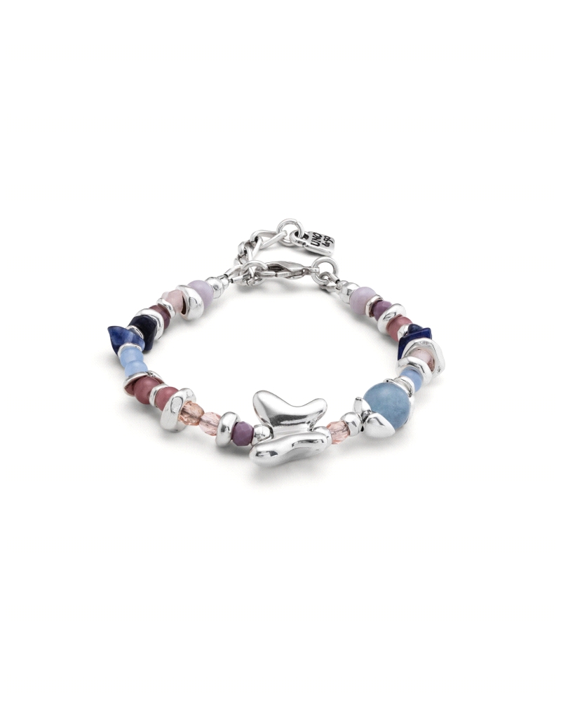 Pulsera bañada en plata con un diseño de cristales artesanales multicolor en tonos azules y rosa, y una mariposa central. Dispon