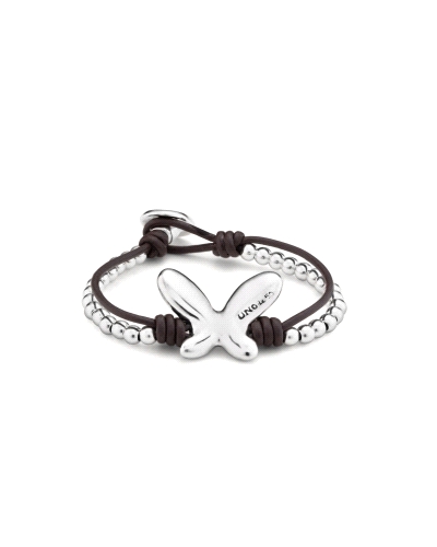 Pulsera bañada en plata con un diseño doble con una tira de cuero y una mariposa central. . Dispone de un elegante y cómodo cier