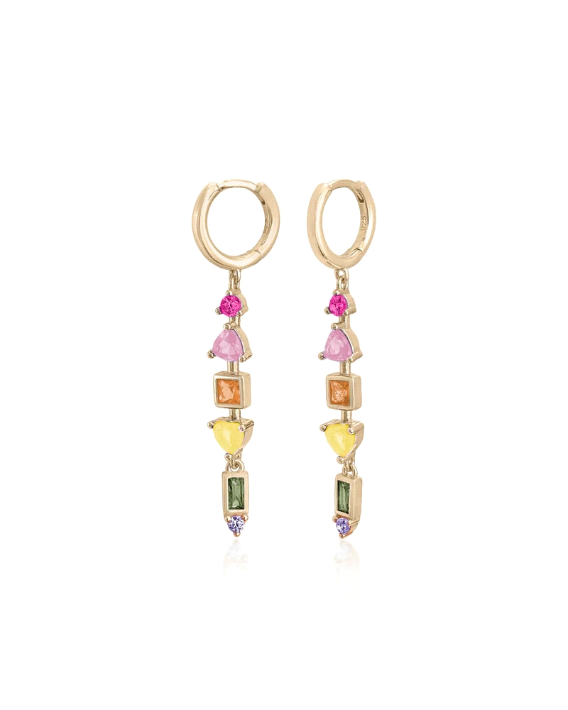 Pendientes con colgantes de plata bañada en oro estilo aro con gemas multicolor colgando. Un diseño colorido y de última tendenc