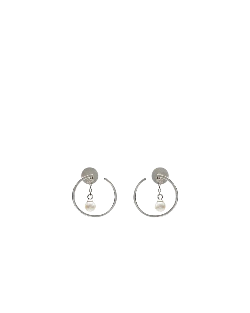 Pendientes aros con colgantes diseño semiabierto con perla. Un diseño ideal para dar un toque de originalidad a tus estilismos y