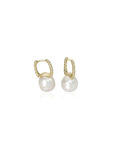 Pendientes perlas diseño espiga con perla barroca bañados en oro. Un diseño elegante y sofisticado, ideal para lucir con tus loo