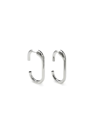 Estos pendientes aro están elaborados en plata de ley, destacándose por su diseño original y moderno que presenta una forma oval